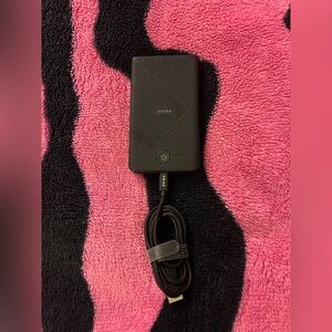 Brand new!! XVIDA Magnetic Wireless Portable Battery & Charger Black